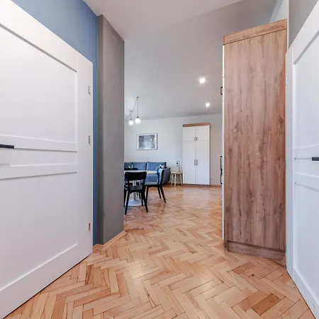 Old Town Eclectic For 6 People By Bookinghost Apartmán